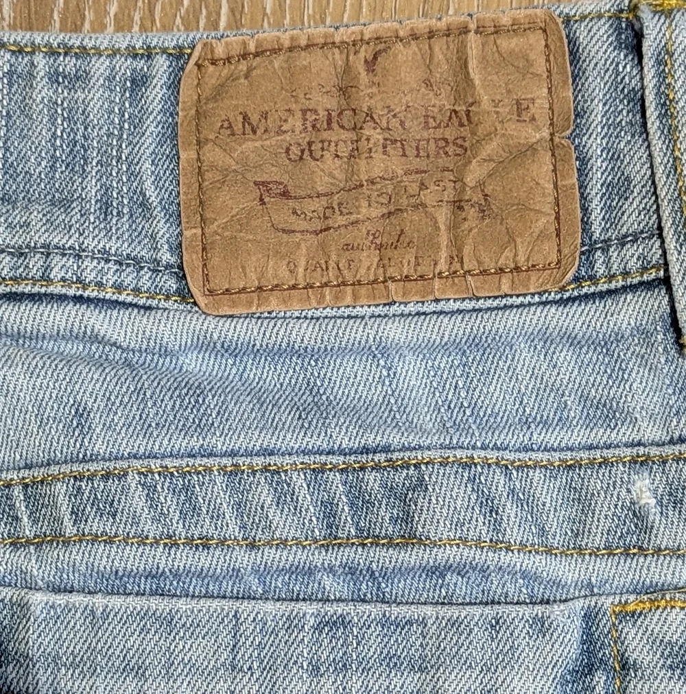 American Eagle Light Wash Artist Crop Jeans Raw Hem Mid-Rise Women's 8‎ Short - Picture 9 of 10